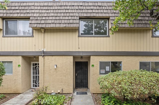 This home offers a sleek quartz countertops, modern gray cabinetry, and durable luxury vinyl flooring that's as attractive as it is to maintain. Brand new stainless steel appliances and modern fixtures give it a contemporary feel, while ample storage and counter space provide appropriate functionality. A must see to truly appreciate the upgrades and sharm.