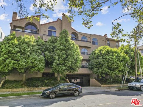 Photo of 14572 Dickens Street #303, Sherman Oaks, CA 91403 (MLS # 26669093)