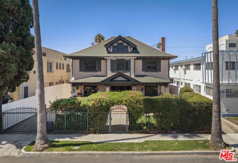 Photo of 1825 S Oxford Avenue, Los Angeles, CA 90006 (MLS # 26941367)