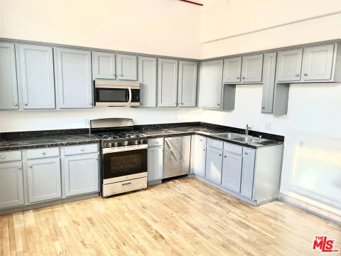 MLS: 26872753