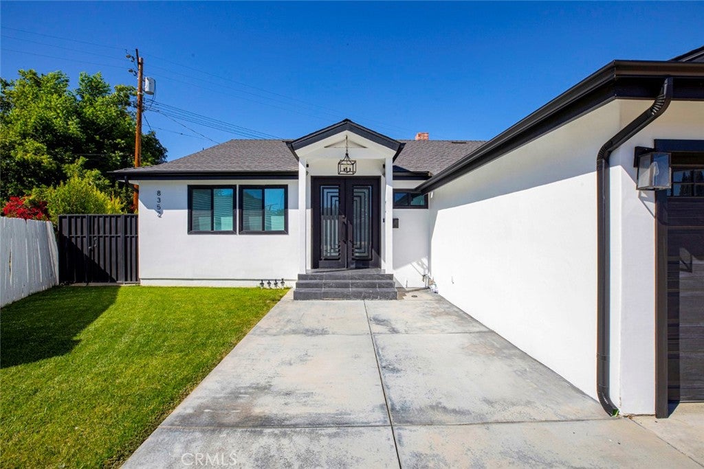 8352 Capps