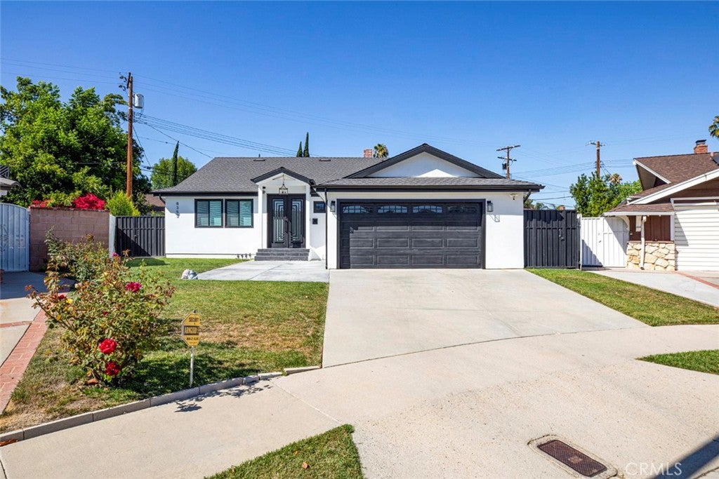 8352 Capps
