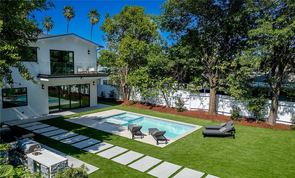 Photo of 22616 Hatteras Street, Woodland Hills, CA 91367 (MLS # SR25215526)