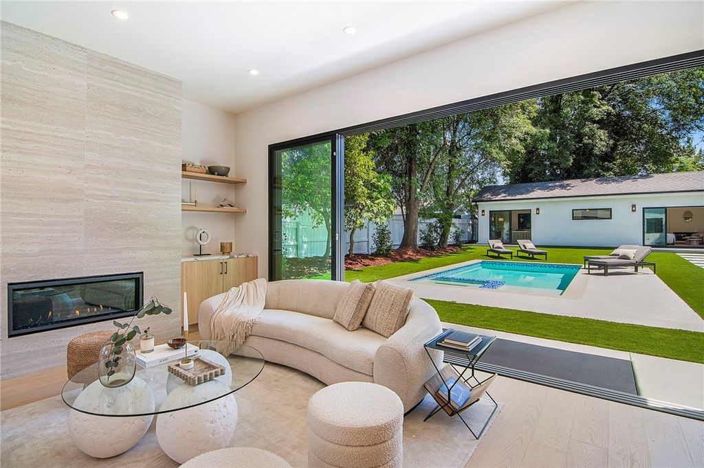 Photo of 22616 Hatteras Street, Woodland Hills, CA 91367 (MLS # SR25215526)