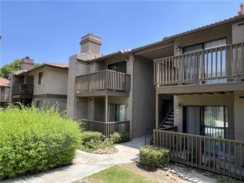 One bedroom Suite Unit, with one bath room upstairs unit, in nice Lido community, Building 25, Unit 2525. Living area high ceiling, Nice kitchen, includes washer and dryer, Master suite, granite counter, all appliances, one covered parking. Includes water and trash. Lido Community at Shandon Hills, Gated Community, Swimming Pool, Fitness Club. Just miles away from Multiple Freeways, Multiple Shopping Centers, Parks and minutes away from the university.