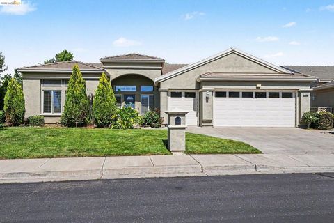 Photo of 136 Scarlet Way, Brentwood, CA 94513 (MLS # 41134401)