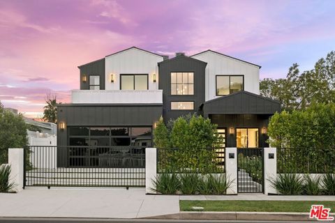 Photo of 5741 Newcastle Avenue, Encino, CA 91316 (MLS # 26659069)