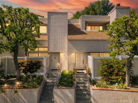 Photo of 15235 Magnolia Boulevard #E, Sherman Oaks, CA 91403 (MLS # SR26042826)