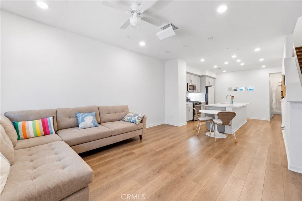 16426 Whittier 3