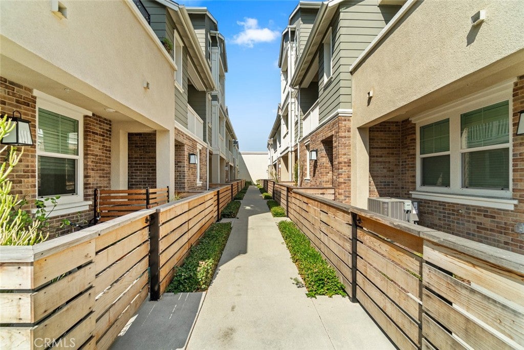 16426 Whittier 3