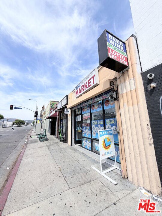 904 N Western Avenue
