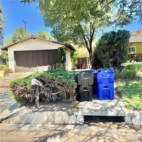 Photo of 22465 Los Rogues DR, Saugus, CA 91350 (MLS # SR26168101)