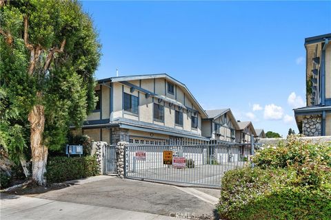 Photo of 18435 Keswick Street #10, Reseda, CA 91335 (MLS # SR26032243)