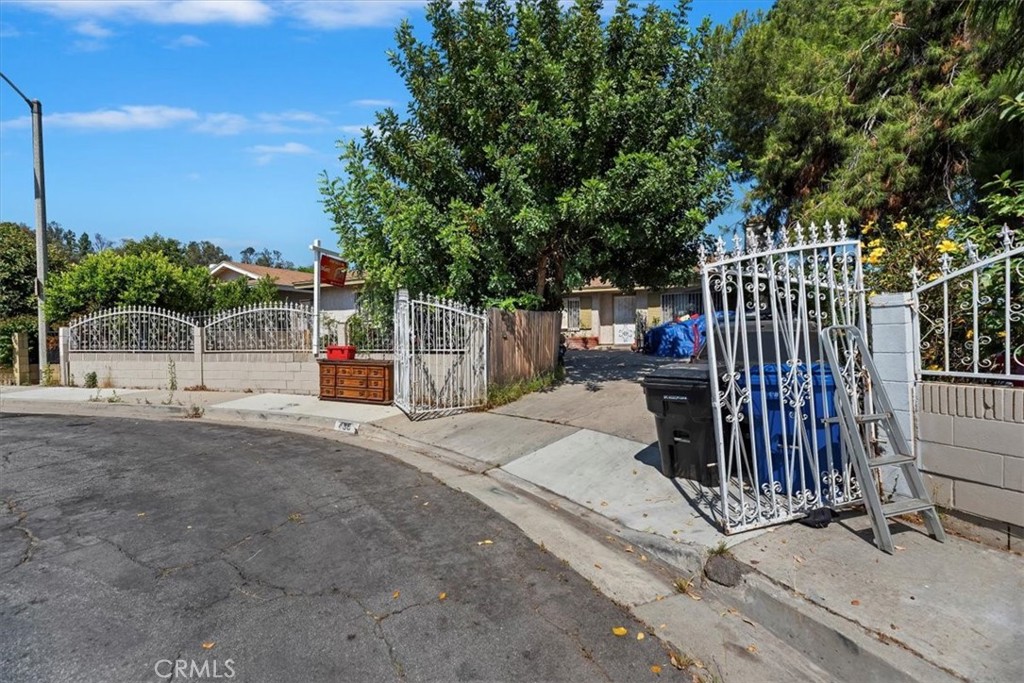 Properties 1 435 Leverett Avenue