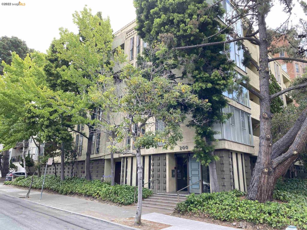 200 Montecito is a 21-unit multifamily building located in the heart of Oakland’s Adams Point neighborhood. Built in 1967, the property is comprised of five stories of wood frame and stucco construction above a concrete podium and garage parking. The building has been well maintained during the current ownership’s hold period spanning more than three decades. A new owner can unlock significant upside by modernizing the already well-maintained building exterior and common areas as well as renovating units to a modern style finish on unit turnover. 200 Montecito offers tenants a charming neighborhood surrounding as well as unmatched proximity to retail, dining and transit. The property is less than one mile from most of Downtown Oakland’s best attractions for restaurants, bars, entertainment and transit. Tenants are just a two-block walk from Whole Foods Market as well as their daily coffee or smoothie at Equator Coffees and Urban Remedy as well as the TransBay bus.