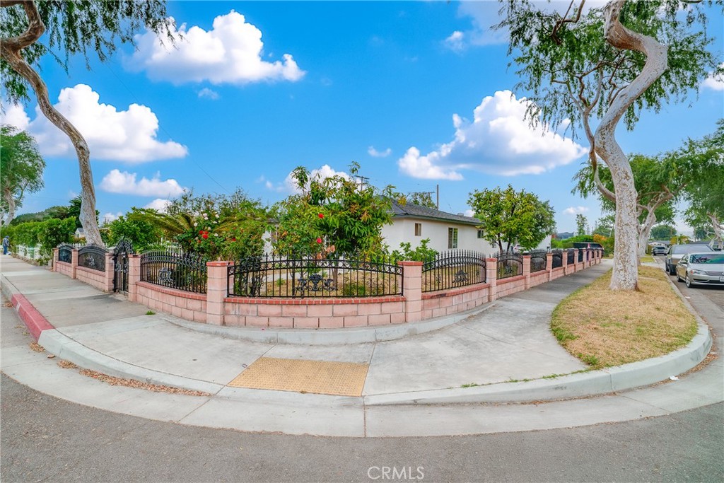 1913 W Valencia