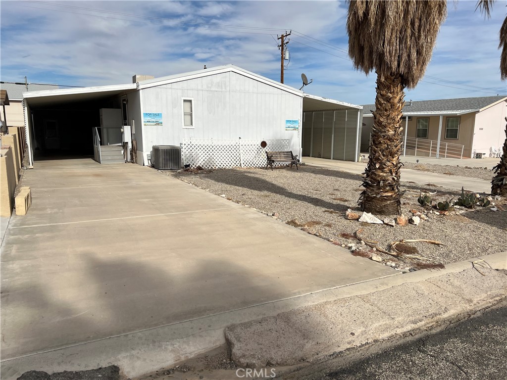 3 bedroom, 2 bath, view of the lake and walking distance to the Havasu lake.