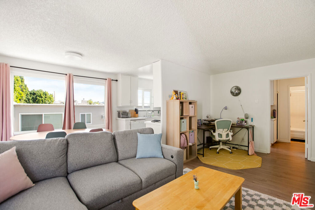 964 Larrabee Street 202