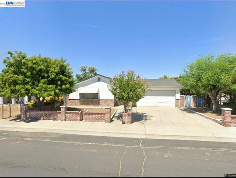 Photo of 587 Somoa Lane Ln, Lathrop, CA 95330 (MLS # 41131519)