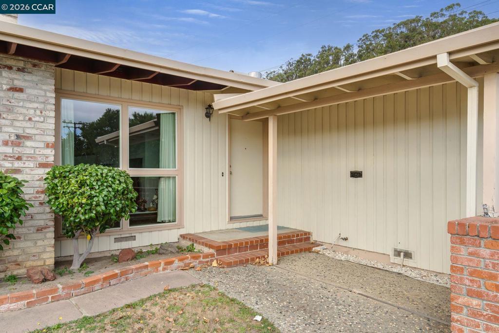 898 Lomita Ave