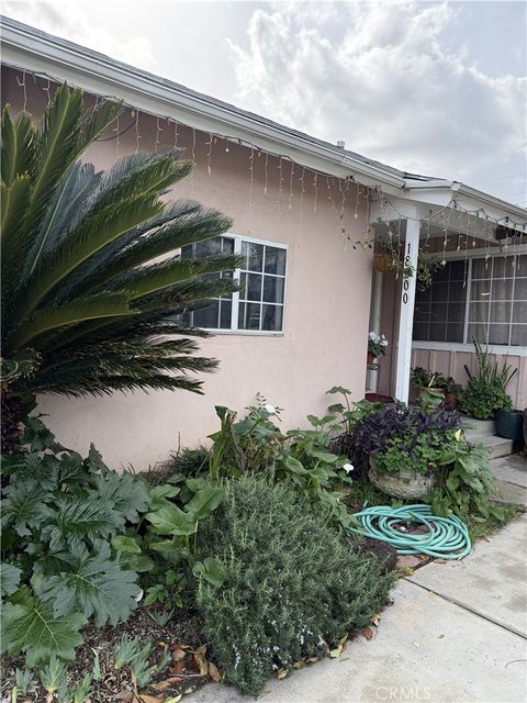 Photo of 18800 Arminta St, Reseda, CA 91335 (MLS # SR26032206)
