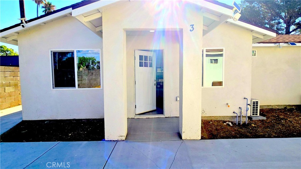 This beautifully newly constructed back house offers the perfect blend of modern comfort and convenience. Step inside to an open floor plan filled with natural light, creating a warm and inviting atmosphere throughout. The thoughtfully designed layout includes spacious living areas, generous walk-in closets, and ample storage space, making it both functional and stylish.
Centrally located, this home provides easy access to shopping, dining, transportation, and major freeways, putting everything you need just minutes away. The property owner covers water service, while occupants are responsible for all other utilities and renters' insurance.
Don’t miss your chance to call this beautiful home yours—schedule a private showing today before it’s gone!