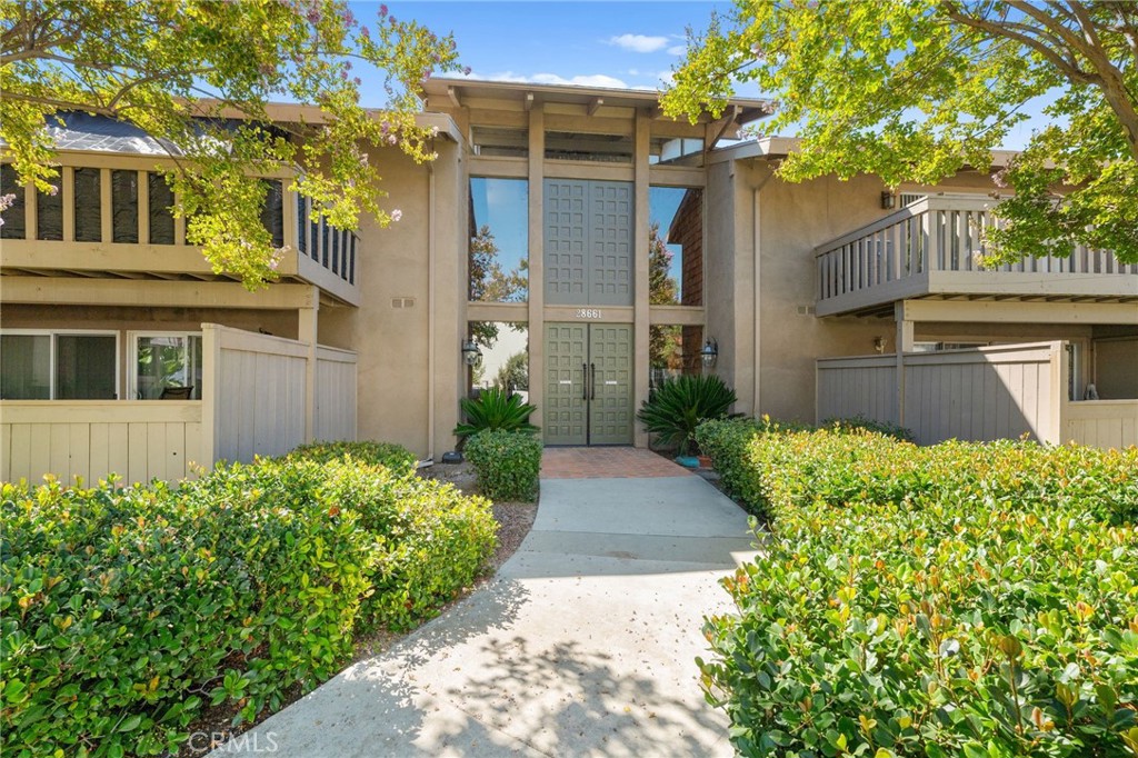 This 1 bedroom condo is small but mighty and perfectly located right next to the Murrieta Hot Springs Day Spa. Whether you’re looking for a starter home, a cozy retreat, or an investment property, this gem puts you in the heart of it all with dining, shopping, and relaxation just steps away