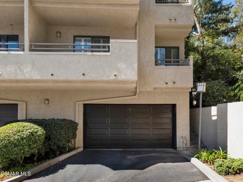 Photo of 185 Mcafee Court, Thousand Oaks, CA 91360 (MLS # 226003558)
