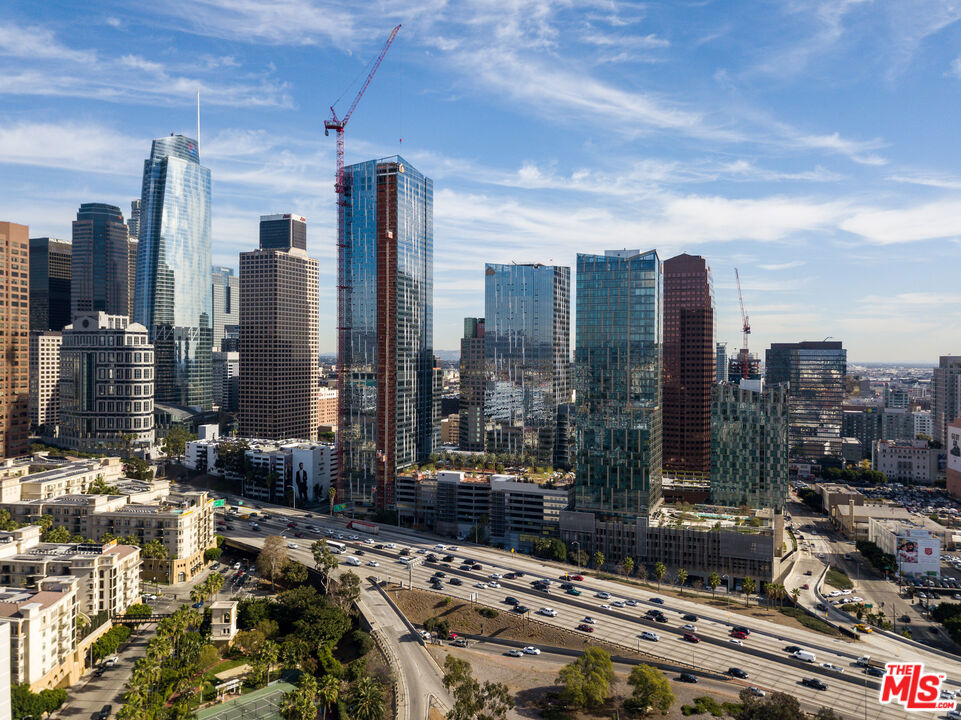 LA Live and South Garden Views Discover Metropolis Tower 1 Residences. An Urban Sanctuary, with breathtaking views in every direction. 1601 has head on views of LA Live and Staples Center! Luxury Rental Collection, professionally managed onsite by Metropolis Prop. Arrive home through a grand motor court, and have Staples Center, Financial District, SouthPark and the all of DTLA's exciting destinations at your doorstep. Exercise and entertain in the over 40,000 sf of indoor/outdoor clubhouse, MetSix featuring a dog friendly Sky-park, a sparkling residents only pool and cabanas. private cinema, expansive fitness center, billiards, yoga, spa/steam, and video business center only for residents. Indulge in 5 star attentive residential conceirge service and Access membership with dining & room discounts at Hotel Indigo, and enjoy all inclusive living with ample bicycle and guest parking, storage unit, 1G Fiber Optic Internet, Wifi, Gas, Water, Trash provided.