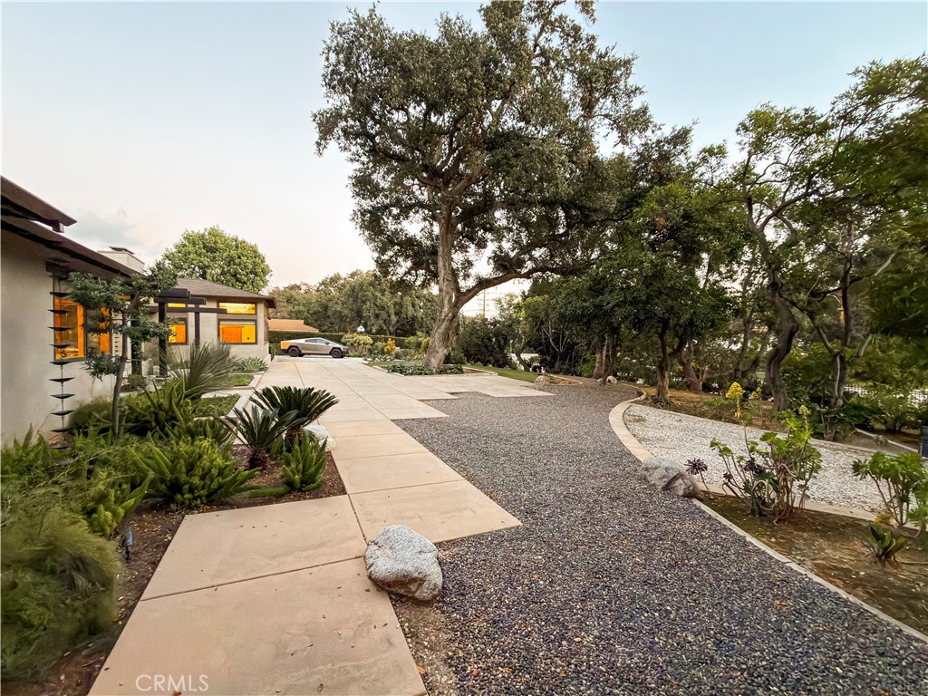 865 W Foothill