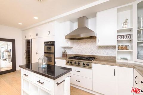 Photo of 411 N OAKHURST Drive #103, Beverly Hills, CA 90210 (MLS # 25623907)