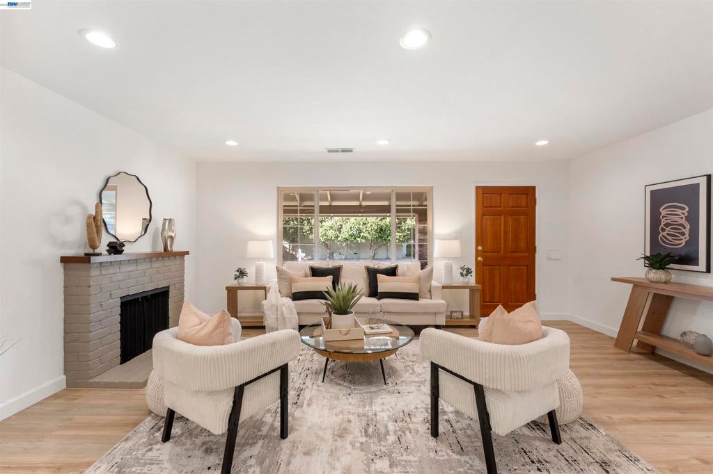 3993 Santa Clara Way