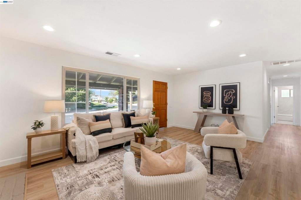 3993 Santa Clara Way