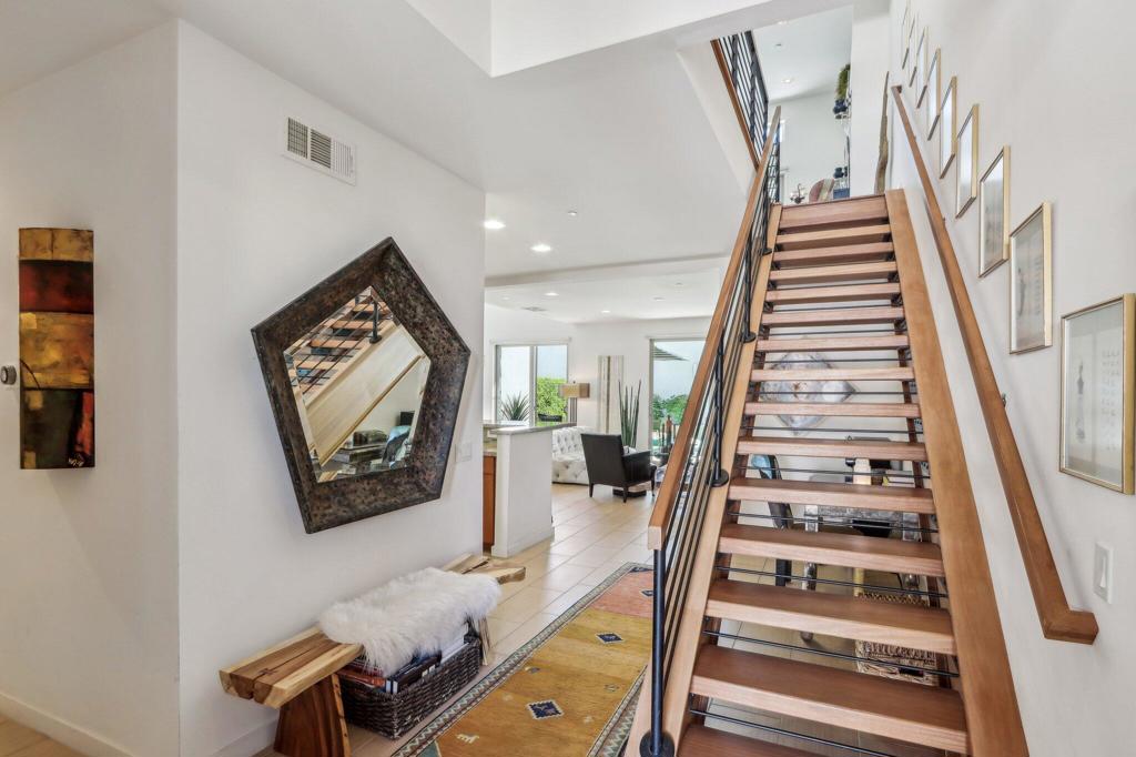 946 Oceo Circle S