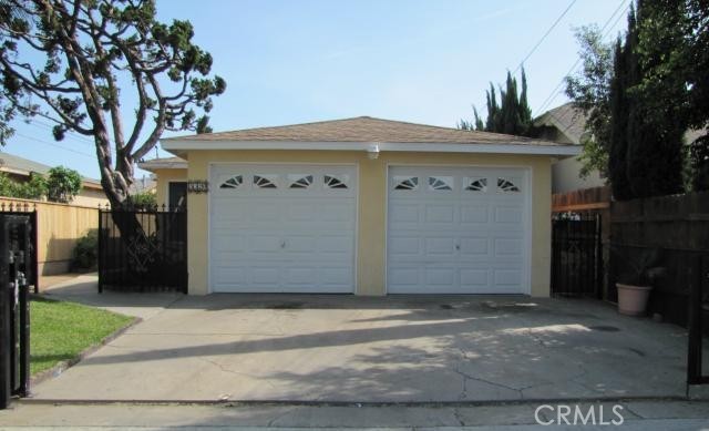 Charming Duplex in Prime Location – Ideal for Investors or Owner-Occupants
This well-maintained duplex presents an excellent opportunity for investors or owner-users seeking two detached units on one lot. Each unit offers privacy, comfort, and convenience in a prime location.
The front unit features 2 bedrooms and 1 bathroom and has been recently updated with laminate wood flooring, a refreshed kitchen equipped with a stove, oven, and vent hood, plus a mini-split AC unit in the living room for year-round comfort.
The back unit offers 3 bedrooms and 2 bathrooms, boasting a spacious and open layout with tile flooring throughout. The large eat-in kitchen comes complete with stainless steel appliances, a vent hood, and a refrigerator. Separate living and family rooms provide direct access to a private backyard patio—perfect for entertaining or relaxing. All bedrooms are generously sized, contributing to the home’s cozy and inviting feel.
Both units feature:
Individual laundry hookups
Separate electricity meters
Low-maintenance landscaping
One-car garage per unit for parking or extra storage
Conveniently located near the 105, 405, and 110 freeways, the property is just a 5–10 minute drive to top attractions including the new Intuit Dome, SOFI Stadium, Kia Forum, and Hollywood Park Casino, and only 15 minutes from the beach!
Whether you're looking for a smart investment or a multi-generational living setup, this duplex checks all the boxes.