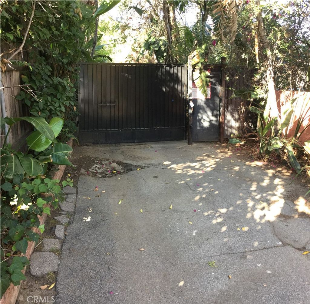 Photo of 5457 Encino Ave. Ave, Encino, CA 91316 (MLS # SR25246116)