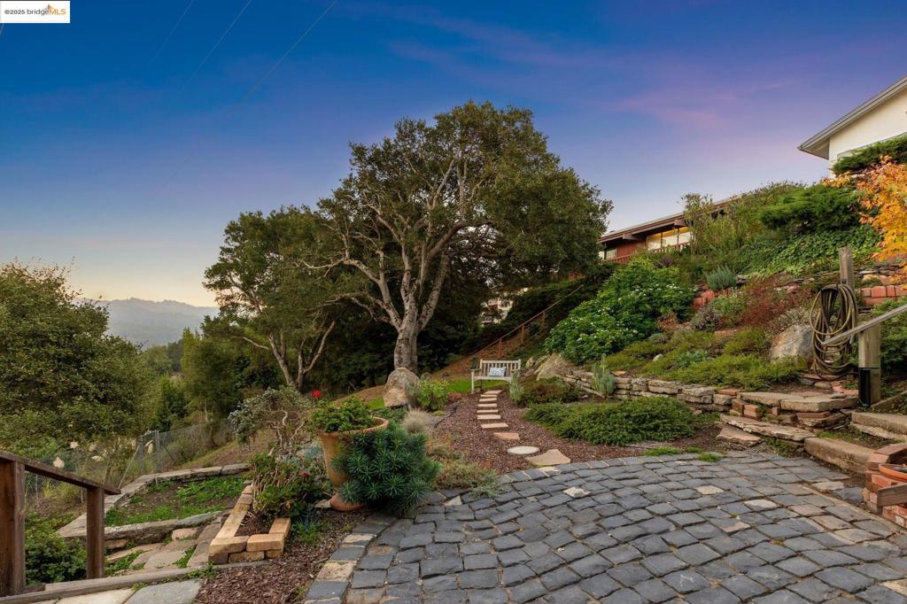 EL CERRITO HILLS - Residential