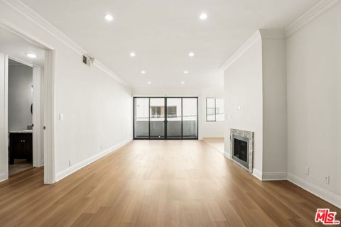 Photo of 430 MAPLE Drive #204, Beverly Hills, CA 90210 (MLS # 26663955)