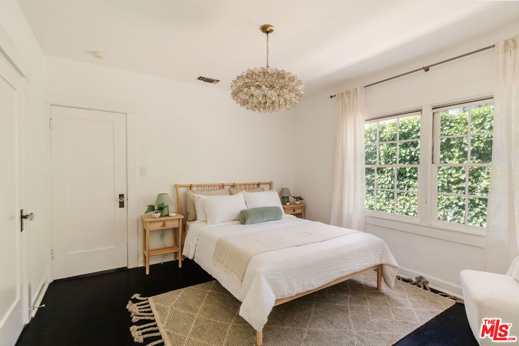 listing image 130724684169786211805