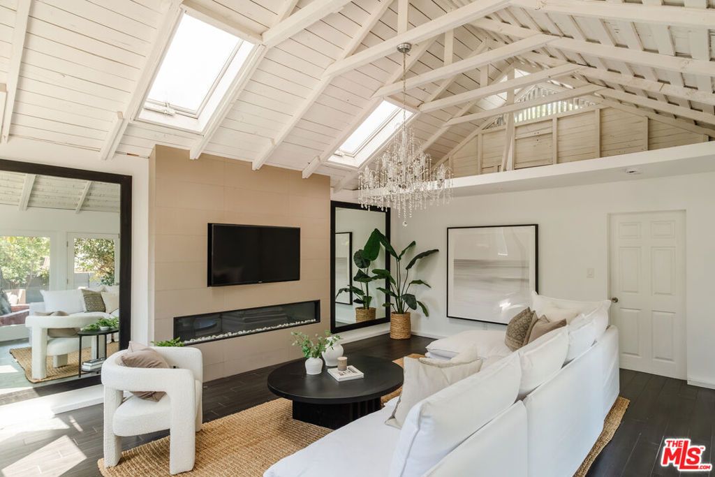 listing image 130726490610242496019