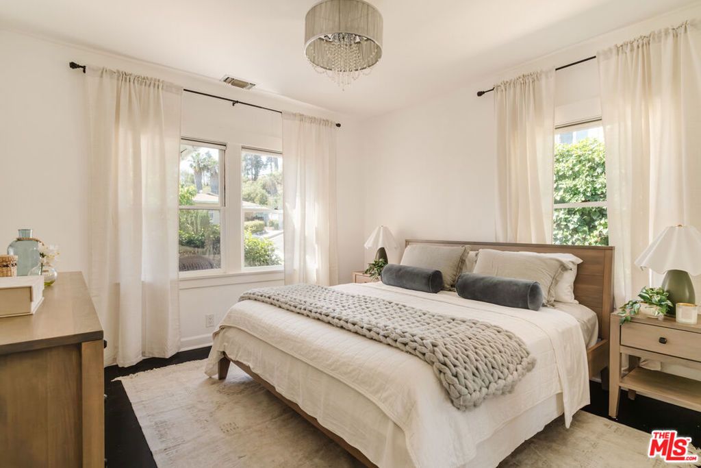 listing image 130723625797658065656
