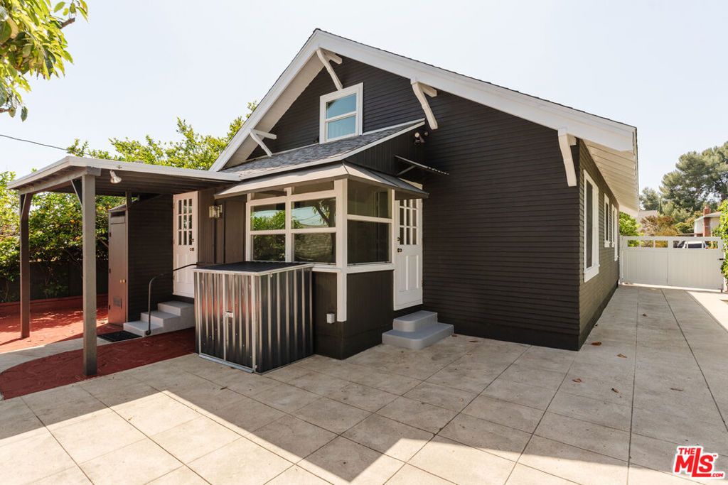 listing image 130729610425802602629