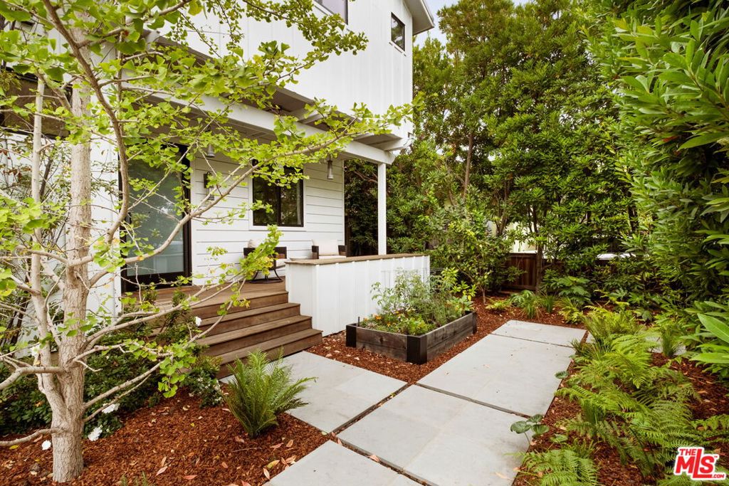 1023 Superba Avenue