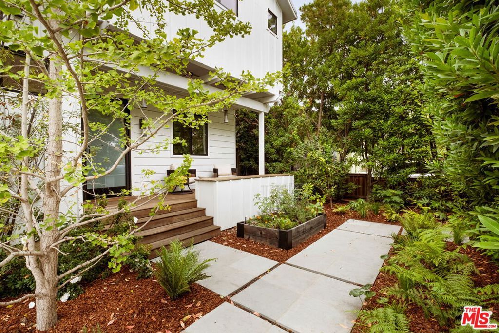 Photo of 1023 Superba Avenue, Venice, CA 90291 (MLS # 25579685)