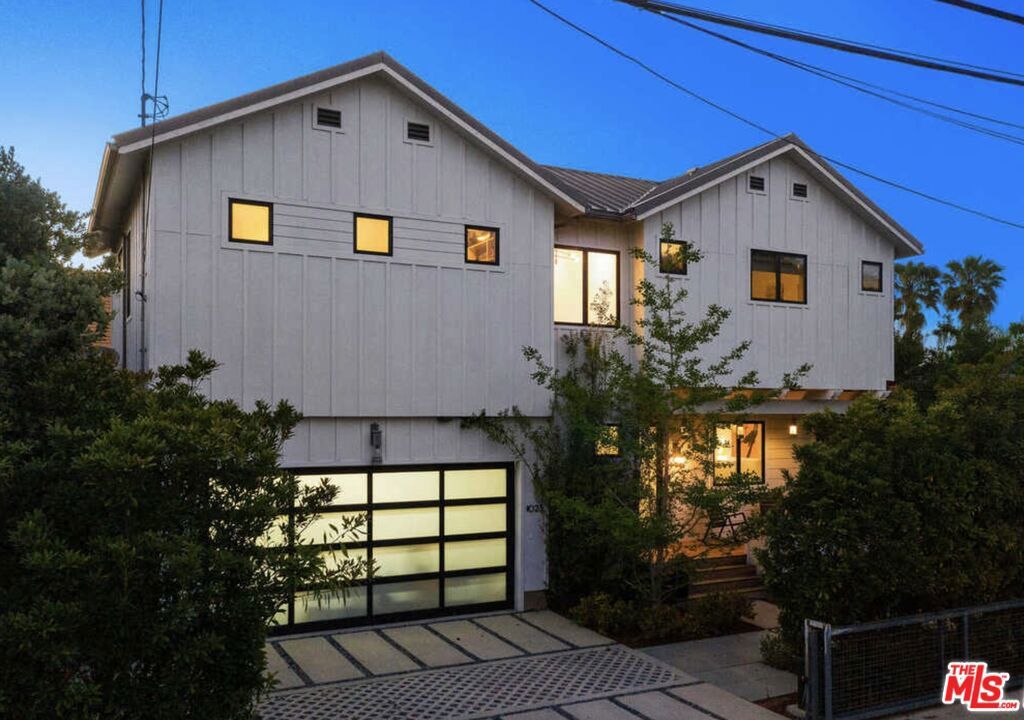 Photo of 1023 Superba Avenue, Venice, CA 90291 (MLS # 25579685)