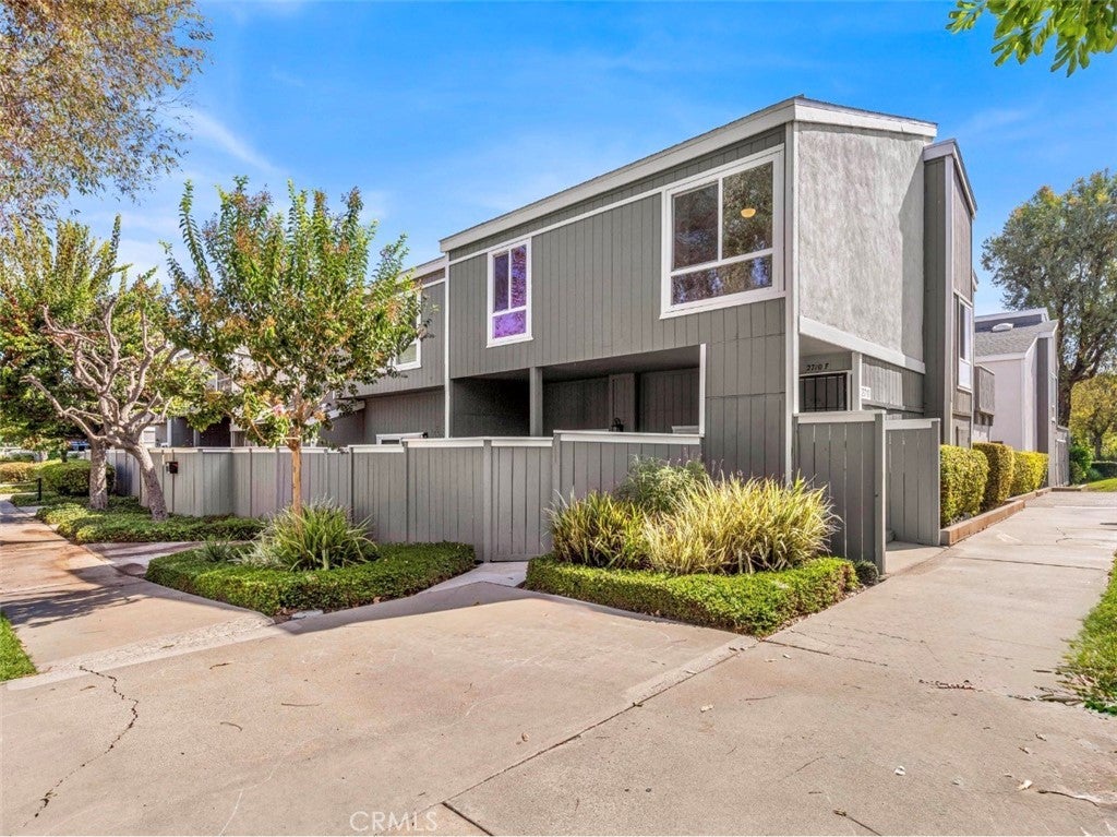 2710 W Segerstrom Avenue