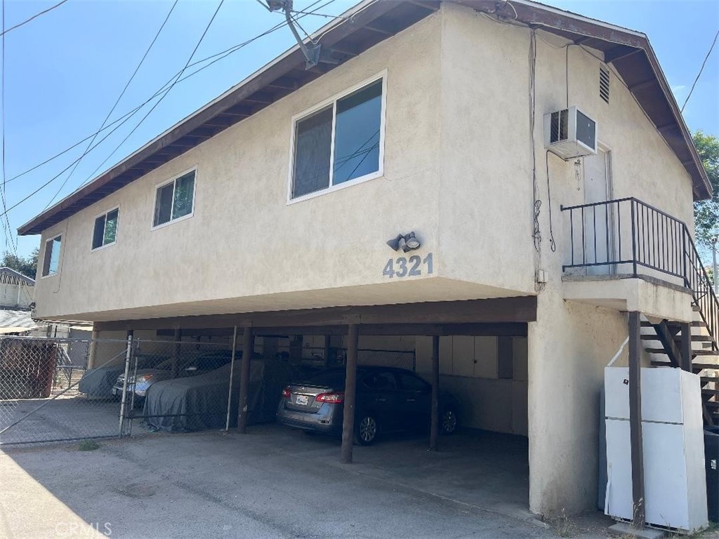 Nice upstairs apartment walking distance to downtown Riverside. Two bedrooms and 1 bathroom.. Nice size living room. Kitchen is good size. Reserved 2 parking spaces in carport.
