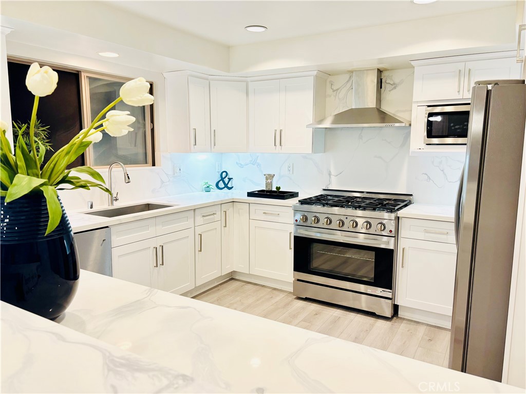 Newly renovated throughout, staged and turnkey!
This bright and spacious 3-bedroom, 2-bathroom condo is located in the heart of the Westside, offering the perfect blend of comfort and convenience. The expansive master bedroom features his-and-her closets and an en-suite bathroom with a separate tub and shower.
The professionally managed courtyard building offers excellent amenities including a fitness room, recreation rooms, and a beautiful outdoor deck. With its prime location, you’re just moments away from Brentwood, Santa Monica, and Westwood, with easy access to freeways and public transportation. Enjoy being within walking distance to a variety of restaurants, shops, Target, the Collins and Katz YMCA with swimming pools, and nearby markets. The unit boasts a walk score of 92.
Interior Features:
*Brand new LVP flooring
*New carpet in the bedrooms
*Recessed lighting with dimmers
*Crown moldings and finished baseboards throughout
*Spacious living room with fireplace and private balcony
Kitchen:
*Open floor plan with a breakfast bar
*New granite countertops
*New appliances: dishwasher, microwave, stove, and refrigerator
Master Suite:
*Large master bedroom with plenty of closet space
*Private balcony
*Large master bathroom with separate oval tub and dual vanity
Additional Features:
*Central air conditioning
*High-efficiency front-load washer and dryer included in-unit
*2-car tandem parking space, plus ample guest parking
*Secured building entry
This home is a rare opportunity to own in a prime Westside location. Don't miss out!