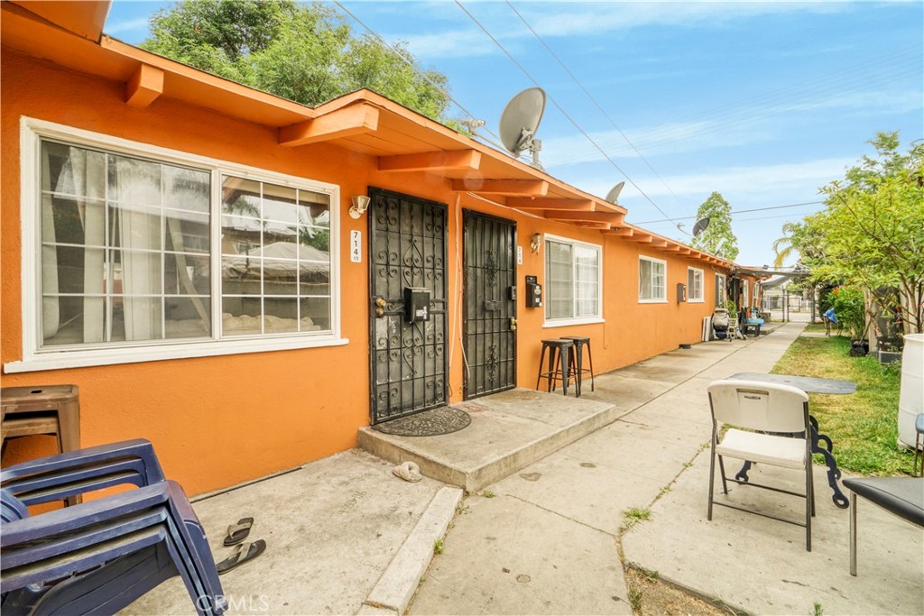 Well-Maintained 4-Plex in High-Demand Wilmington Rental Market...***Excellent unit mix featuring all spacious 2-bedroom, 1-bath units generating $5,164/month in rental income. Property includes an additional room formerly used as a laundry area—now a great opportunity for extra income as rentable storage. Rear parking area offers potential for ADU conversion (buyer to verify). Property is in great condition with newer windows and roof. Recent capital improvements include brand new electrical main and subpanels.