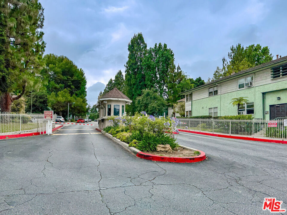 This top-floor unit is located in the highly desirable Cameo Woods, a hidden gem in the heart of Los Angeles. This gated community offers the perfect blend of privacy, security, and convenience, nestled in a lush, park-like setting with mature trees and manicured grounds. Residents enjoy 24-hour guard-gated security, resort-style amenities including a sparkling pool, two spas, a tennis court, clubhouse, community garden, and dedicated dog park, along with professionally maintained landscaping, ample guest parking, and on-site management. The unit itself features the added convenience of in-unit laundry. Ideally situated adjacent to Culver City, Cameo Woods is just minutes from Whole Foods, Target, The Platform, Helms Bakery District, and downtown Culver City's vibrant dining scene, as well as outdoor recreation spots like Baldwin Hills Scenic Overlook, Kenneth Hahn State Recreation Area, and the Culver City Stairs. Transit and commuting are a breeze with the La Cienega/Jefferson Metro Expo Line station nearby and quick freeway access to the 10 and 405, plus proximity to major employment hubs including Amazon Studios, Sony Pictures, and Apple TV+. Combining abundant green space, lifestyle amenities, and a prime Westside location, Cameo Woods offers a rare and welcoming neighborhood retreat in the middle of the city.